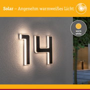 Solarhausnummer mit warmweißem Licht an grauer Wand für Außenbeleuchtung und Hausnummernbeleuchtung