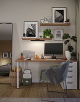 Moderne werkplek met houten bureau, groene stoel en minimalistische LED-wandlamp voor kantoorverlichting