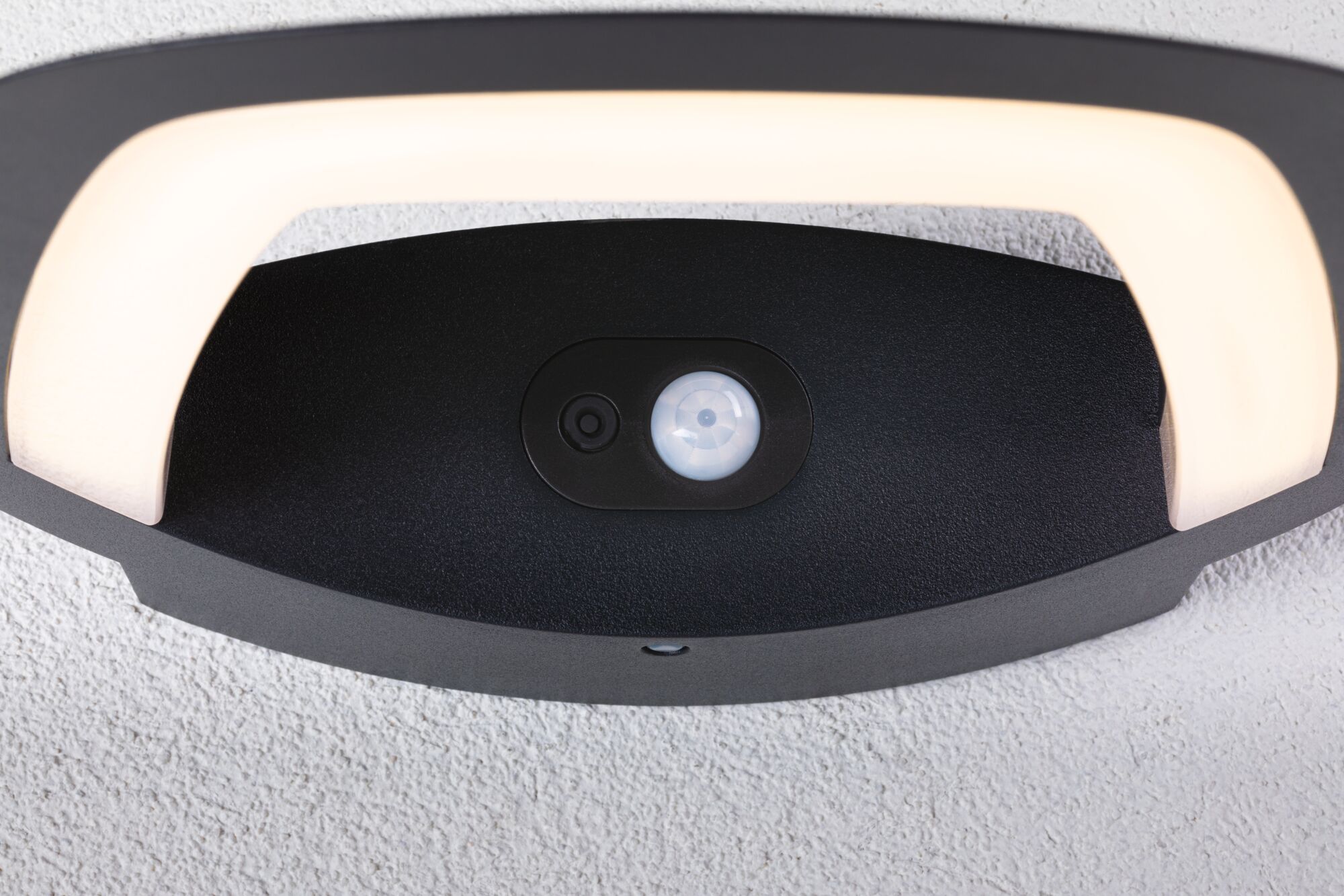 Schwarze LED-Wandleuchte mit Bewegungsmelder und warmweißem Licht für Außenbereiche