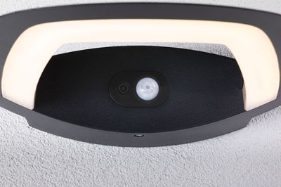 Schwarze LED-Wandleuchte mit Bewegungsmelder und warmweißem Licht für Außenbereiche