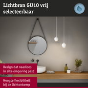 Moderne badkamer met ronde spiegel, witte hanglampen en houten plank met accessoires