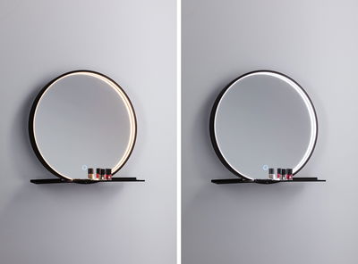 Ronde wandspiegel met zwart metalen frame en LED-verlichting in warm en koel wit met plank.