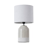 Tafellamp met beige-witte keramische voet en witte stoffen kap voor sfeervolle verlichting thuis