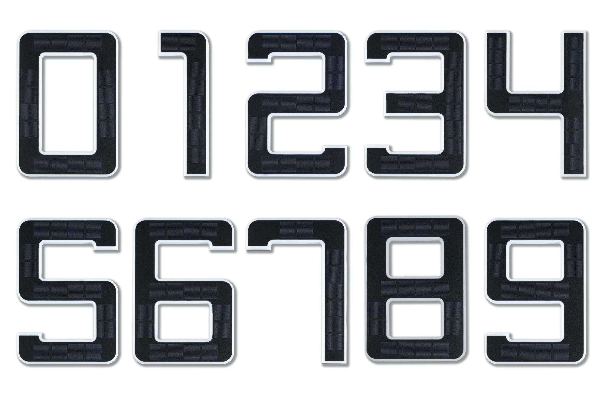 Zwarte zonne-energie huisnummers en letters van kunststof met witte randen voor buitenverlichting.