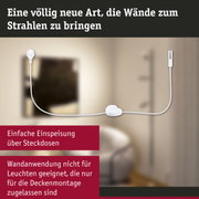 Weißes Stromkabel mit Stecker und Schalter vor beiger Wand für flexible Wandbeleuchtung
