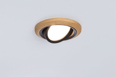 Inbouwspot met houten ring en zwart metalen frame, dimbare LED-verlichting voor woonruimtes
