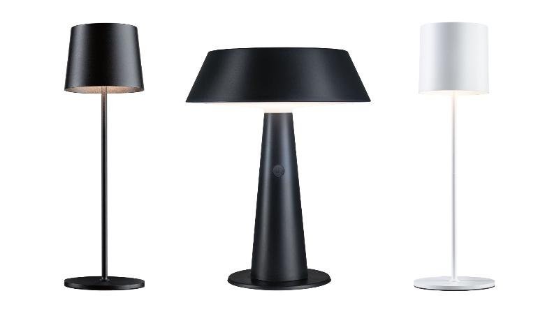 Trois lampes de table mobiles modernes en métal noir et blanc pour un éclairage flexible.