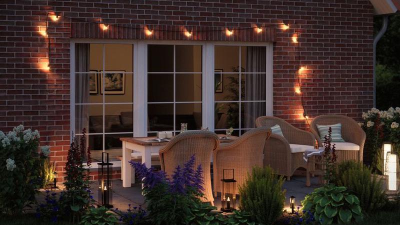 Beleuchtete Terasse mit Lichtsystem Plug & Shine auf der Terasse