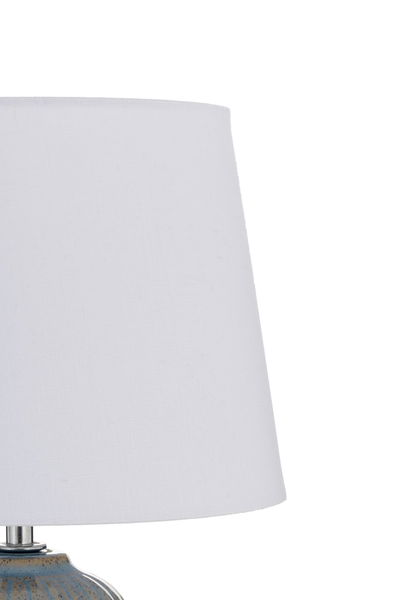 Tischlampe mit weißem Stoffschirm und blau-grauer Keramikbasis für Wohnraumbeleuchtung