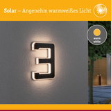Solarbetriebene Hausnummer 3 mit warmweißem Licht an grauer Wand für Außenbeleuchtung