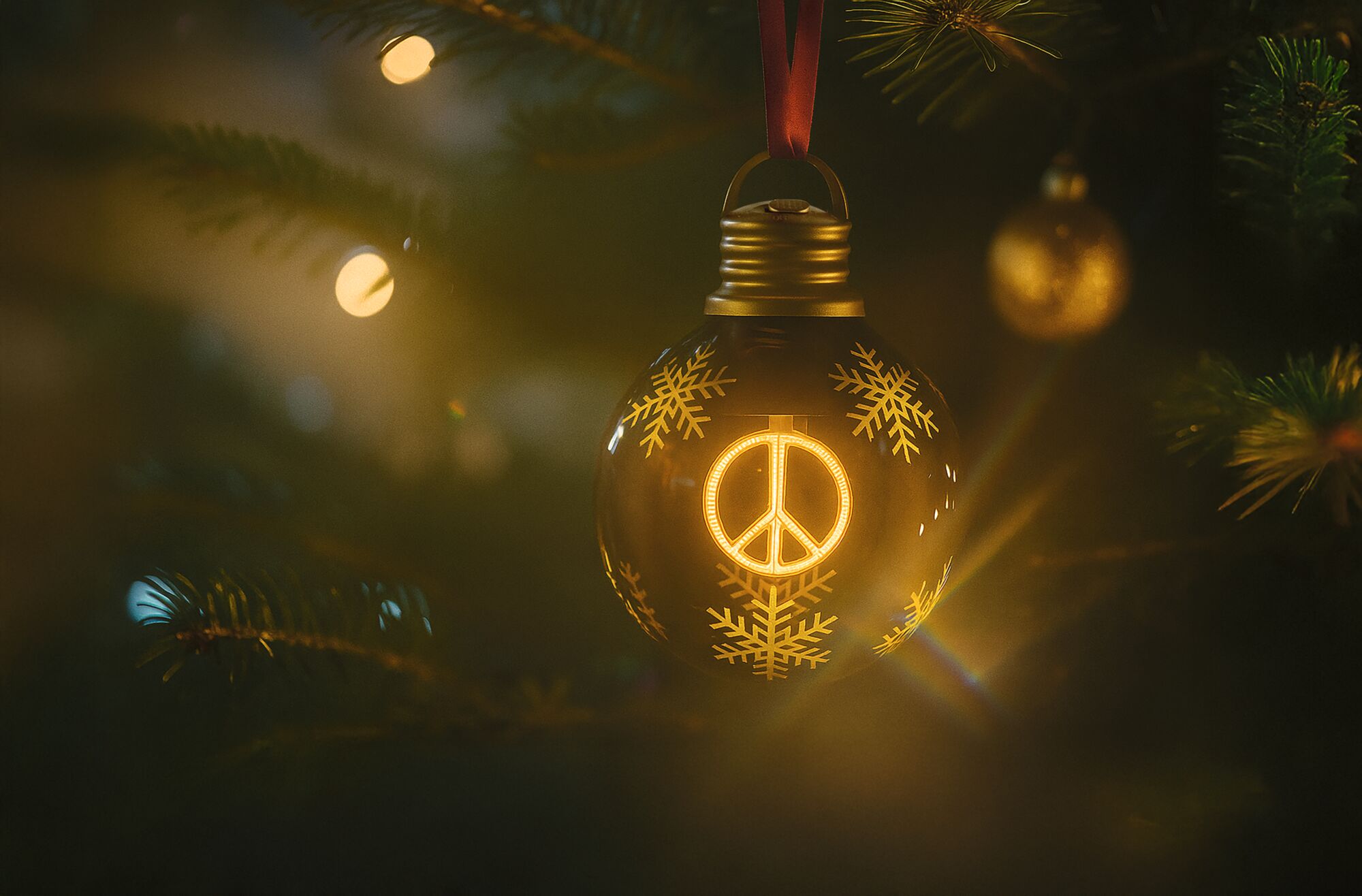 Goldene Weihnachtskugel mit Schneeflocken und leuchtendem Peace-Symbol an Tannenzweig