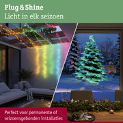 Kleurrijke LED-lichtslingers aan houten balken en verlichte kerstboom in serre voor seizoensverlichting