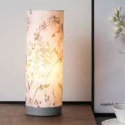 Zylindrische Tischlampe mit floralem Stoffschirm in Pastellfarben und grauem Sockel für Wohnräume
