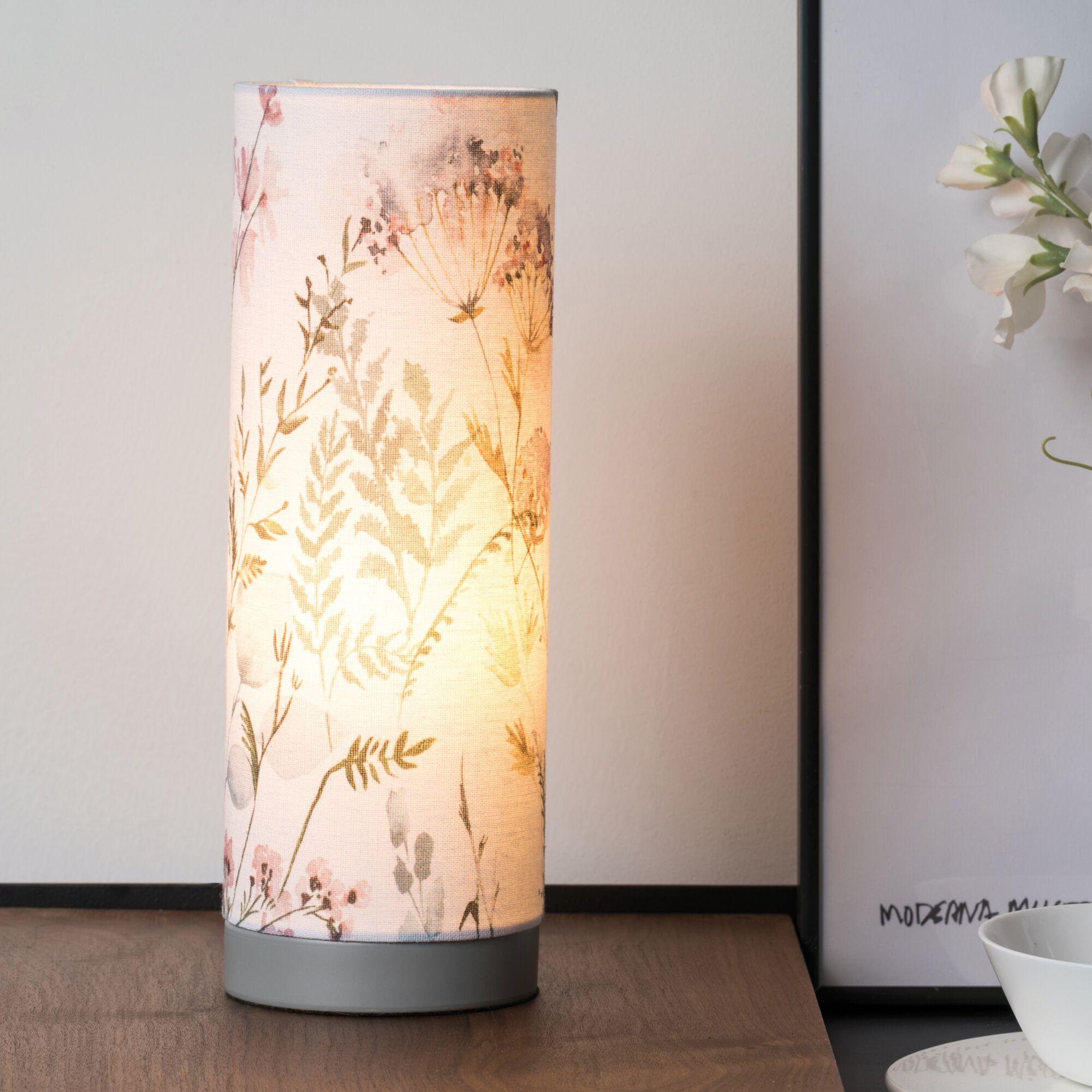 Zylindrische Tischlampe mit floralem Stoffschirm in Pastellfarben und grauem Sockel für Wohnräume