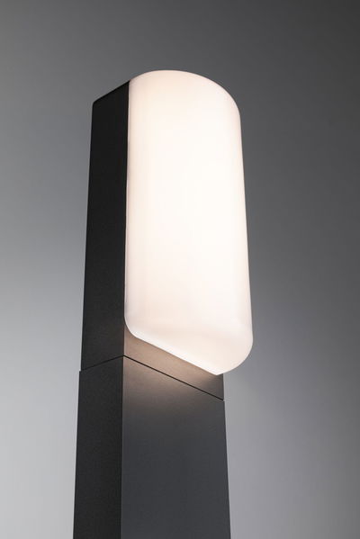 Moderne Außenleuchte mit schwarzem Metallgehäuse und weißem opalen Glas für Gartenbeleuchtung.