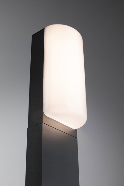 Moderne buitenlamp met zwarte metalen behuizing en wit opaalglas voor tuinverlichting.