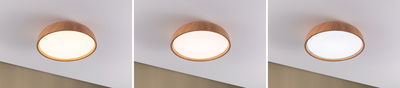 Dreiteiliges Bild einer runden Deckenleuchte aus Holz mit variabler Lichtfarbe und weißem Diffusor