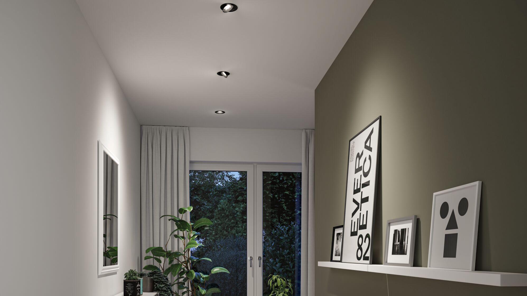 Trois spots encastrés noirs dans une pièce blanche avec plantes et décoration murale moderne pour éclairage