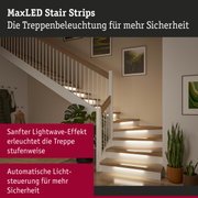 MaxLED Treppenbeleuchtung mit sanftem Lightwave-Effekt in Holzstufen für mehr Sicherheit im Haus