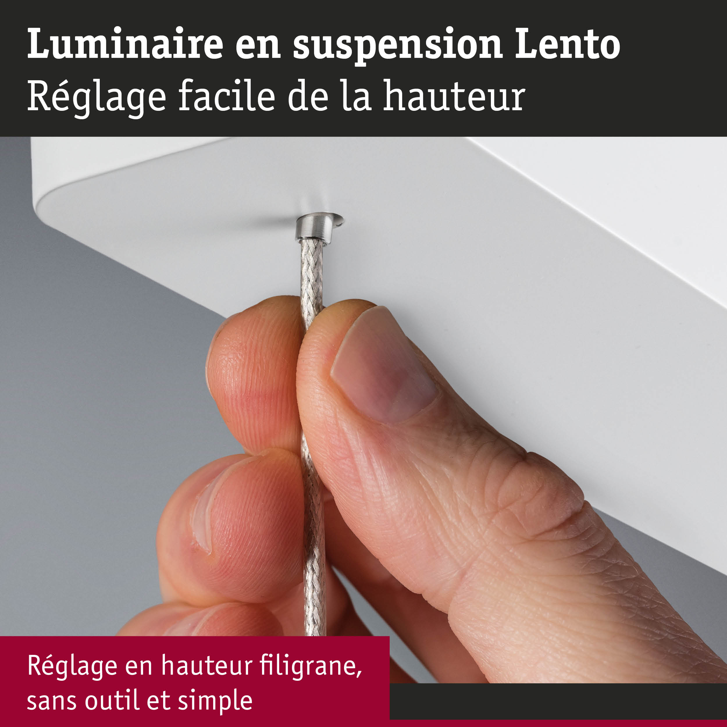 Main ajustant un câble en acier argenté sur support blanc de luminaire suspendu Lento pour réglage facile de la hauteur