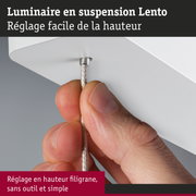 Main ajustant un câble en acier argenté sur support blanc de luminaire suspendu Lento pour réglage facile de la hauteur