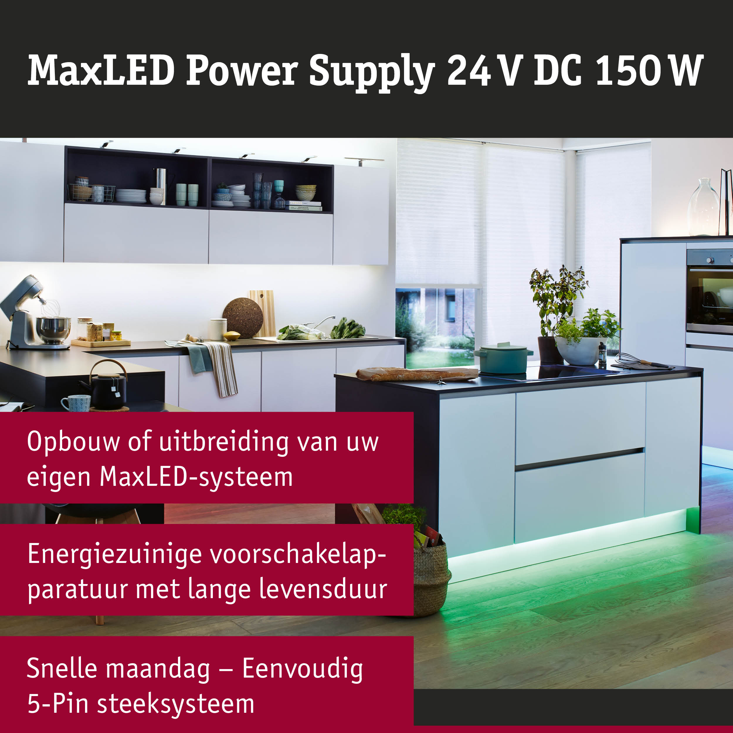 Moderne witte keuken met LED-onderbouwverlichting en kookeiland met fornuis en oven