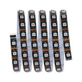 Schwarzes LED-Lichtband mit weißen LEDs und Kupferkontakten für flexible Beleuchtungslösungen.