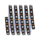 Schwarzes LED-Lichtband mit weißen LEDs und Kupferkontakten für flexible Beleuchtungslösungen.