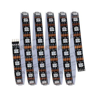 Bande LED noire avec LEDs blanches et contacts en cuivre pour éclairage flexible.