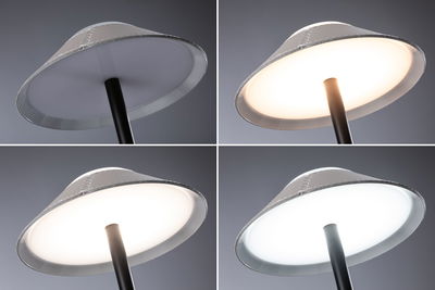 Quatre vues d'une lampe sur pied LED ronde avec tige noire et lumière dimmable du blanc chaud au blanc froid