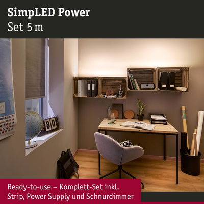 Modernes Arbeitszimmer mit Holzregalen und LED-Beleuchtung für gemütliches Licht im Büro