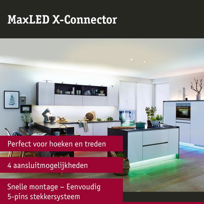 Moderne witte keuken met LED-verlichting onder het aanrecht en houten vloer in lichte woonruimte