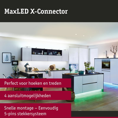 Moderne witte keuken met LED-verlichting onder het aanrecht en houten vloer in lichte woonruimte
