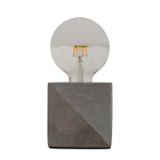 Moderne bordlampe med grå betonfod og klar pære til stilfuld belysning i hjemmet