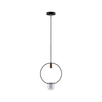 Moderne hanglamp met zwarte metalen ring, koperen detail en transparante glazen kap voor binnenverlichting
