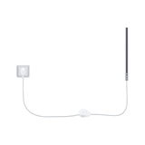 Hvid LED-lysstang med kontakt og kabel tilsluttet stikkontakt, moderne belysningsløsning