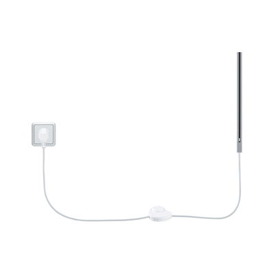 Hvid LED-lysstang med kontakt og kabel tilsluttet stikkontakt, moderne belysningsløsning