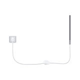 Hvid strømkabel med kontakt tilsluttet stikkontakt og slank LED-lysstang til belysning