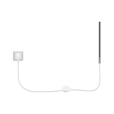 Hvid strømkabel med kontakt tilsluttet stikkontakt og slank LED-lysstang til belysning