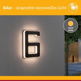 Solar beleuchtete Hausnummer 6 mit warmweißem Licht an grauer Wand für Außenbereich