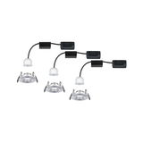 Drei runde Einbaustrahler aus gebürstetem Aluminium mit weißen LED-Leuchtmitteln und schwarzem Kabel