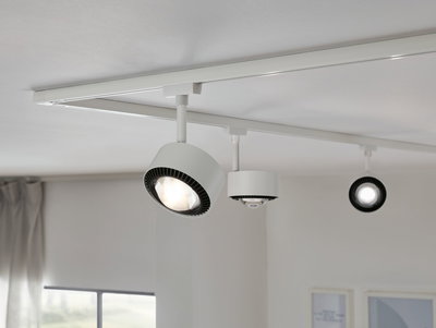 Weiße LED-Schienenstrahler aus Metall an Decke montiert für moderne Raumbeleuchtung