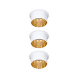Drie witte inbouwspots met gouden reflector voor moderne LED-plafondverlichting