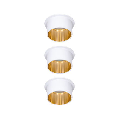 Drie witte inbouwspots met gouden reflector voor moderne LED-plafondverlichting