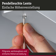 Nahaufnahme einer Hand, die das silberne Kabel einer Pendelleuchte Lento mit einfacher Höhenverstellung hält