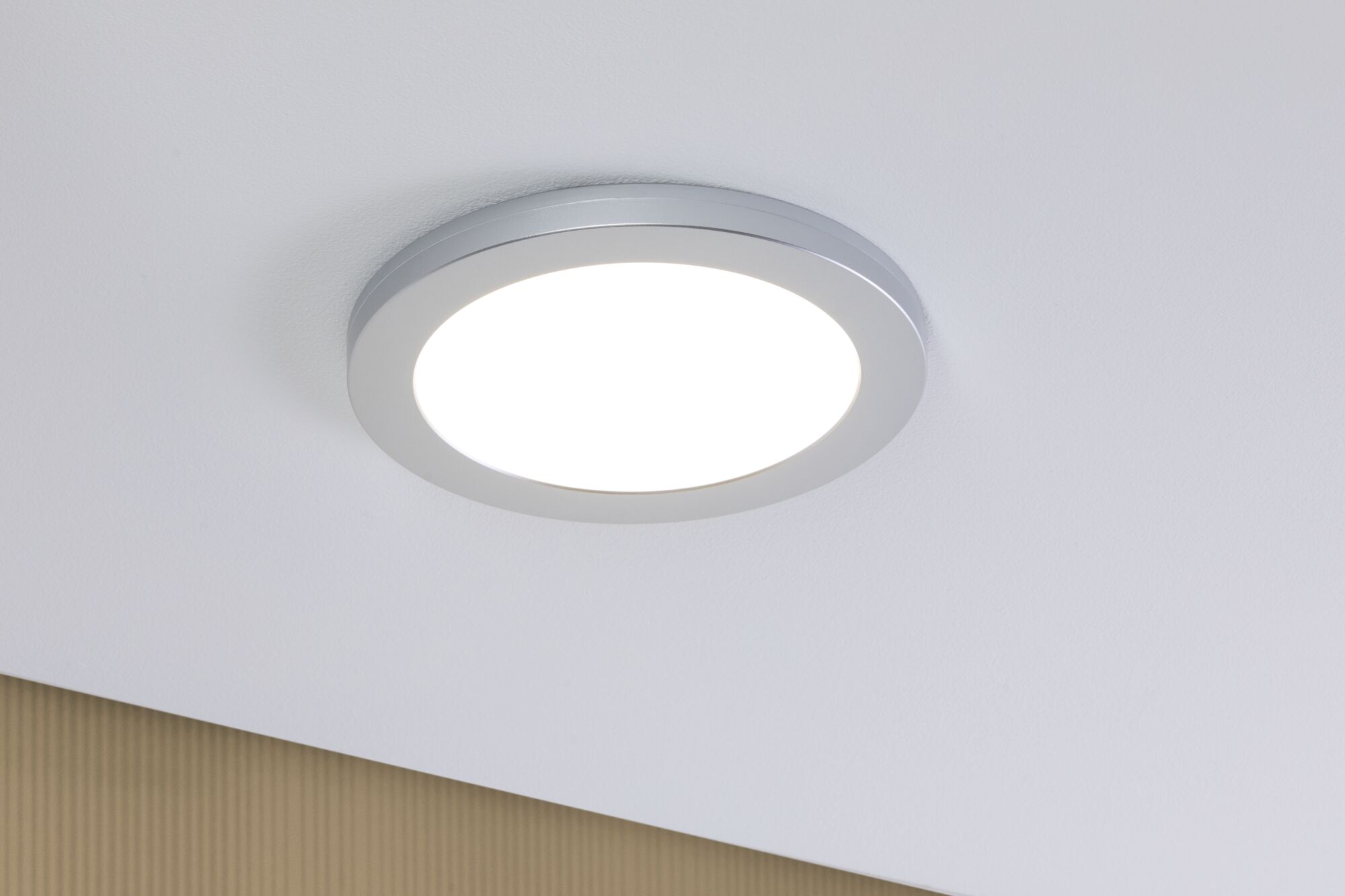 Rundes LED-Deckenlicht mit silbernem Aluminiumrahmen für moderne Wohnraumbeleuchtung