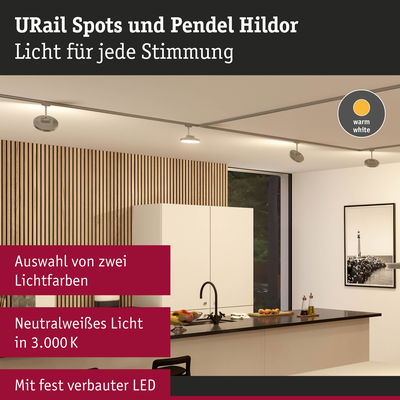 Moderne URail Spots und Pendel Hildor mit warmweißem LED-Licht in stilvoller Küche mit Holzpaneelen