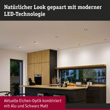 Moderne Küche mit aktueller Eichen-Optik, Aluminium und mattschwarzen Fronten, LED-Deckenbeleuchtung