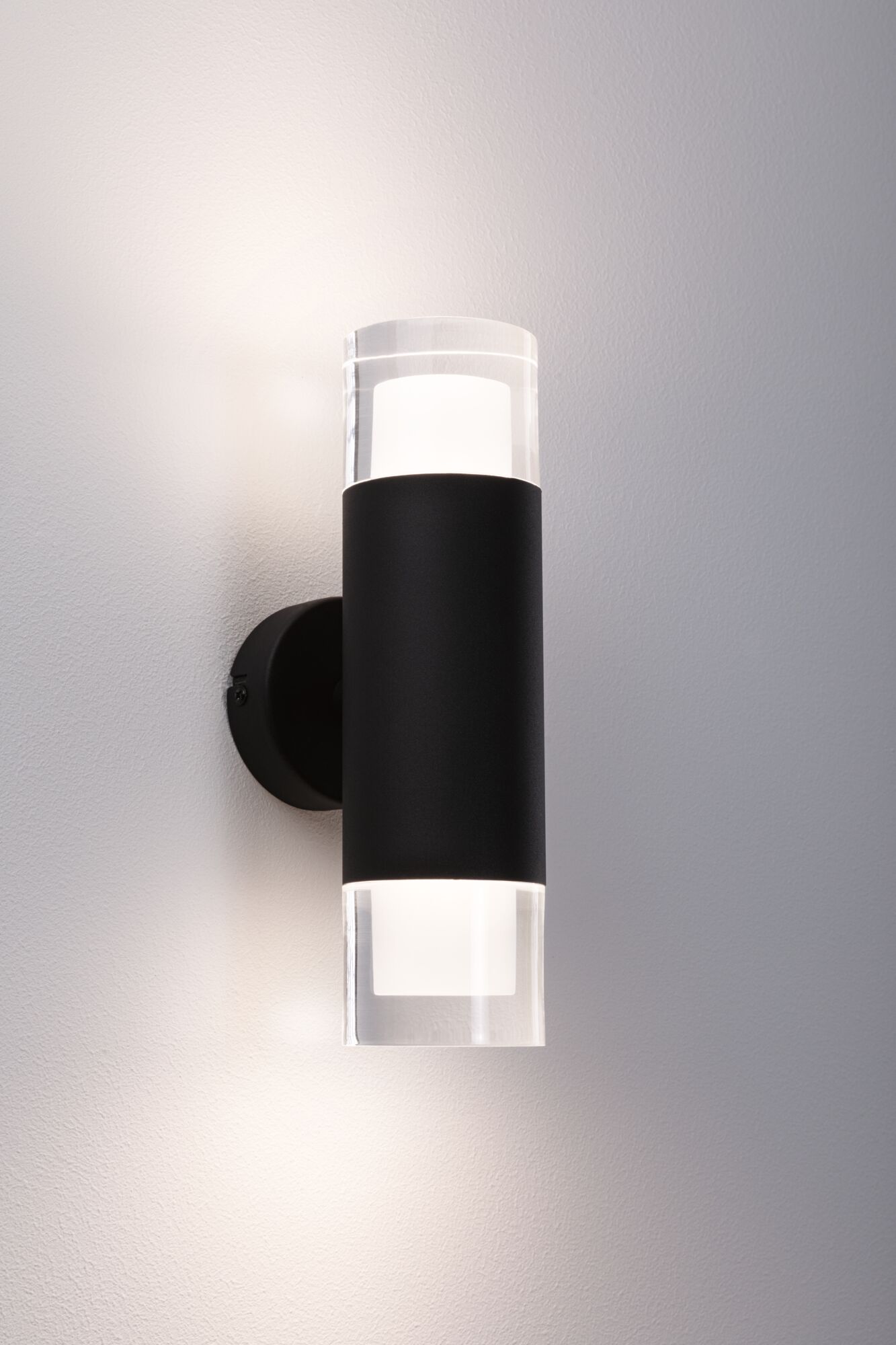 Moderne sort metal væglampe med klart akrylglas og varmt hvidt LED-lys til indendørs brug