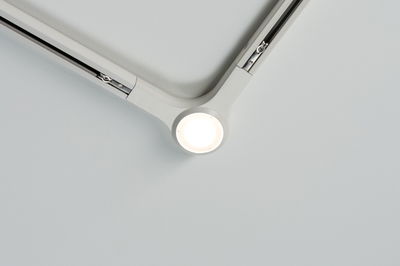 Witte Y-vormige plafondlamp met geïntegreerde LED en metalen railsysteem voor moderne verlichting